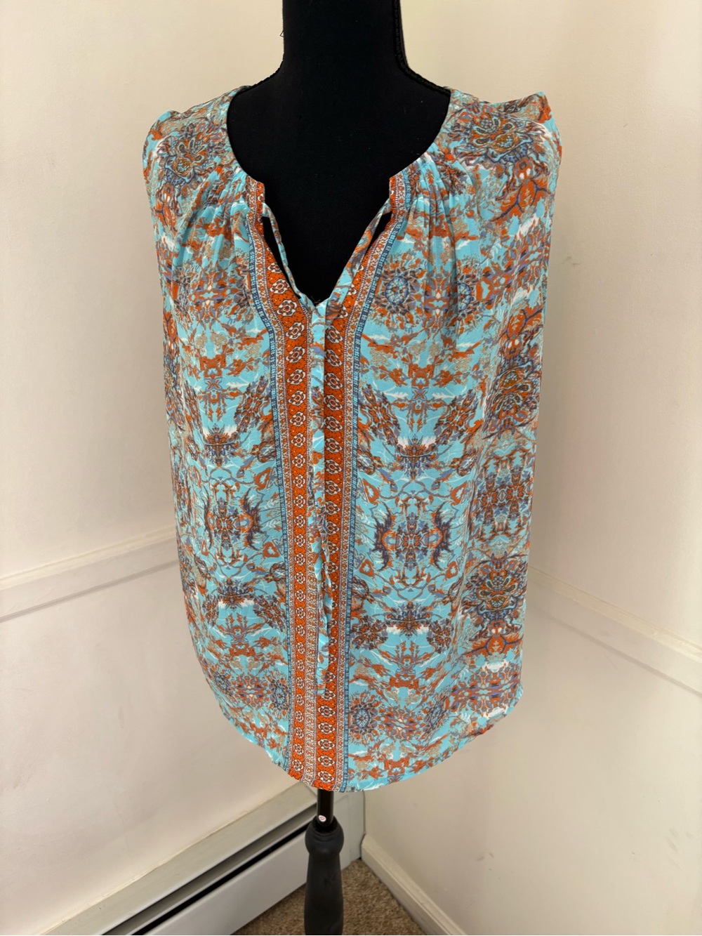 Violet + Claire Women’s Aqua  Teal Paisley Tie Front V-Neck - Sz M Beautiful!